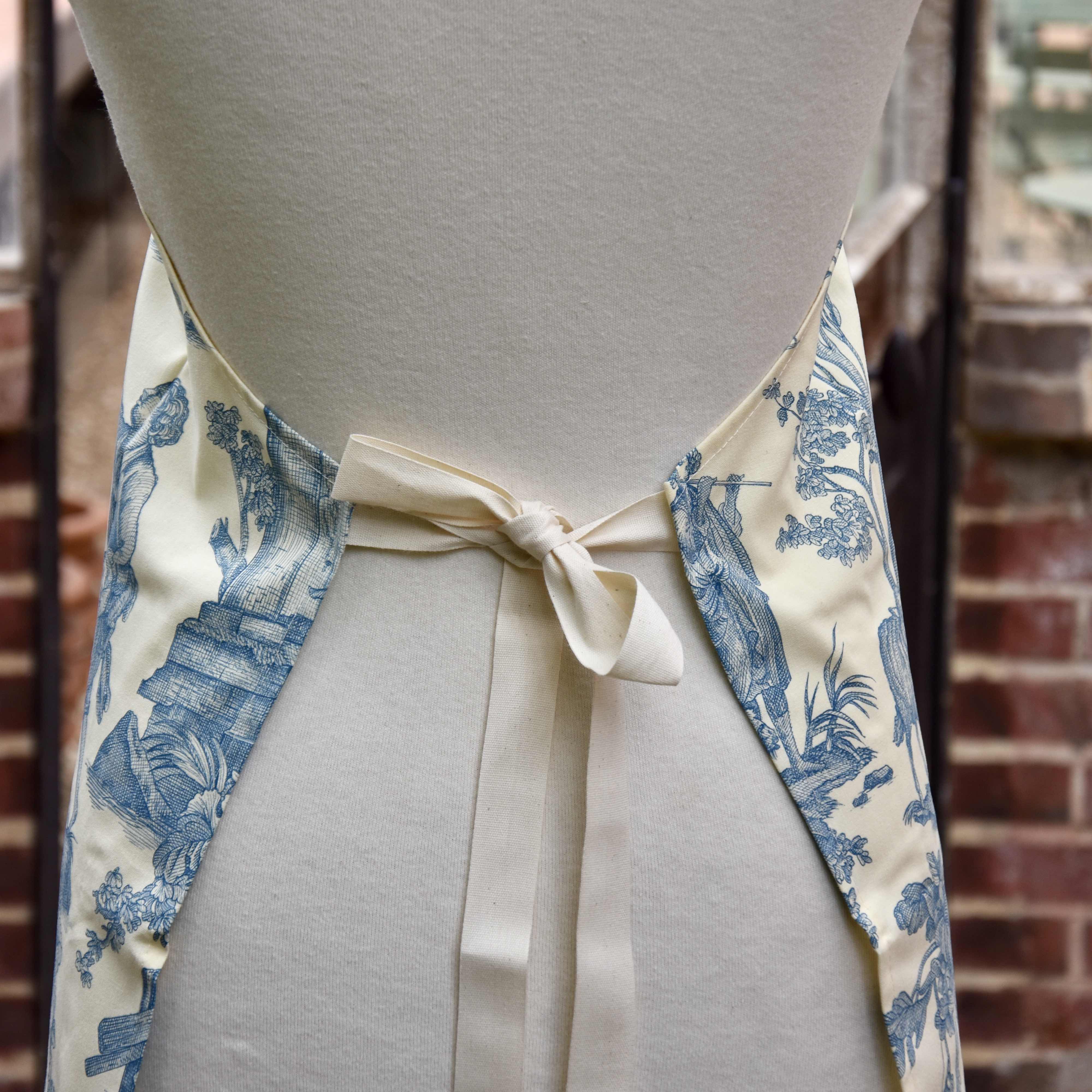 Tablier en toile de Jouy bleu