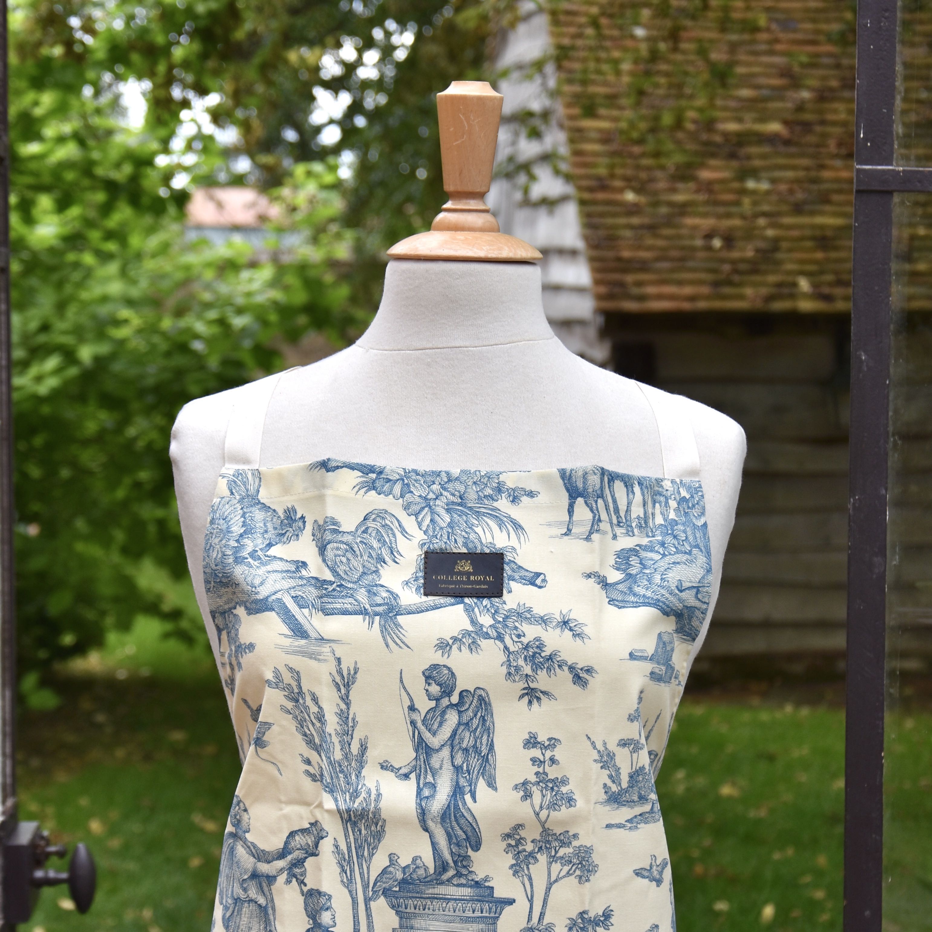 Tablier en toile de Jouy bleu